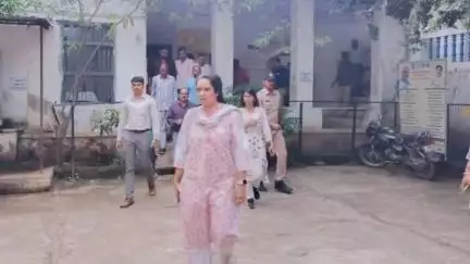 सीतामऊ: DM ने सामुदायिक स्वास्थ्य केंद्र सीतामऊ का निरीक्षण किया, गर्भवती महिलाओं की जाँच करने का आदेश दिया