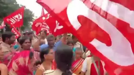 ಹಾಸನ: ಕೇಂದ್ರ ಸರ್ಕಾರದ ಕಾರ್ಮಿಕ ವಿರೋಧಿ ನೀತಿ ಖಂಡಿಸಿ ನಗರದಲ್ಲಿ ವಿವಿಧ ಕಾರ್ಮಿಕ ಸಂಘಟನೆಗಳ ಪ್ರತಿಭಟನೆ