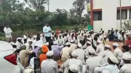 पेठ: तहसील कार्यालयासमोर माकपासह सहयोगी संघटनांचे कामगार विरोधी निर्णयांविरोधात धरणे आंदोलन
