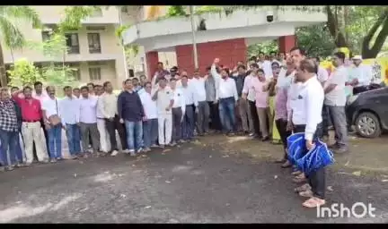 कुडाळ: ओरोस येथे विविध मागण्यांसाठी प्राथमिक शिक्षक समितीचे आंदोलन, शाळांवर काळ्या फिती लावून केले कामकाज