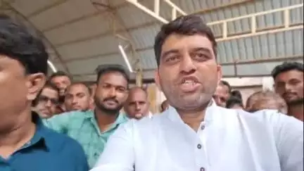 सोयगाव: तालुक्यात कृषी अधिकाऱ्यांसह माजी आमदार हर्षवर्धन जाधव यांनी विविध कृषी दुकानांची केली चौकशी