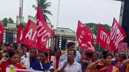 ବ୍ରହ୍ମଗିରି: ବ୍ଲକ କାର୍ଯ୍ୟାଳୟ ସମ୍ମୁଖରେ ବିଭିନ୍ନ ଶ୍ରମିକ ସଂଗଠନ ତରଫରୁ ଧର୍ମଘଟ ଅନୁଷ୍ଠିତ