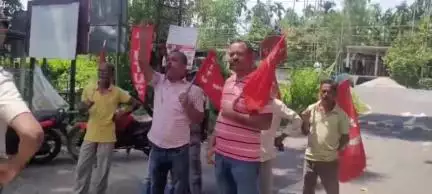 মাদারিহাট: মাদারিহাট বীরপাড়া ব্লকে ধর্মঘটের প্রভাব বাজারে পড়লেও চা বলয়ে প্রভাব পড়ল না