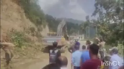 जुब्बल: हाटकोटी कैंची के पास भूस्खलन के कारण सावड़ा-हाटकोटी मार्ग हुआ बाधित