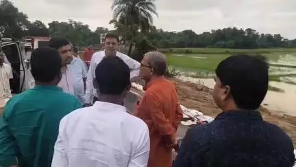 গোপীবল্লভপুর ১: প্রবল বৃষ্টির কারণে বাগডিহার ভেঙে যাওয়া রাস্তা ও সাতমার ডোমপাড়া এলাকা পরিদর্শনে মন্ত্রী