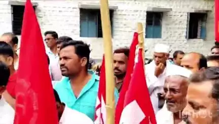 बार्शी: तहसील कार्यालयासमोर आयटक कामगार केंद्राच्या वतीने तीव्र निदर्शने, कॉम्रेड तानाजी ठोंबरे यांनी दिली माहिती