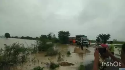 कुही: तालुक्यात मुसळधार पावसामुळे टेकेपार गावाचा संपर्क तुटला; वाहतूक ठप्प, तर पिके पाण्याखाली