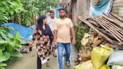 হাড়োয়া: পুকুরিয়া এলাকায় টানা বৃষ্টিতে ক্ষতিগ্রস্ত এলাকা পরিদর্শনে পঞ্চায়েত প্রধান