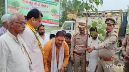 दातागंज: दातागंज विधायक और SDM ने समरेर विकास क्षेत्र के गुलड़िया गांव में किया वृक्षारोपण