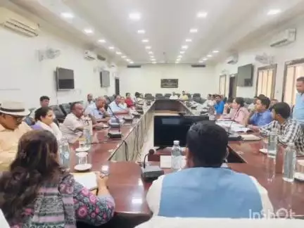 মৰিগাঁও: অসম ৰাজ্যিক চফাই কৰ্মচাৰী আয়োগৰ সদস্য  শিৱ বাচফৰ  উপস্থিতিত এখন গুৰুত্বপূৰ্ণ বৈঠক অনুষ্ঠিত হয়  জিলা আয়ুক্ত কাৰ্যালয়ত