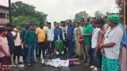 आदित्यपुर गम्हरिया: सिंग दिशोम माझी परगना महाल के नेतृत्व में पिंडरा बड़ा मोड़ के पास पूर्व मुख्यमंत्री चंपई सोरेन का पुतला जलाया गया