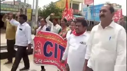 తిప్పర్తి: మండల కేంద్రంలో కేంద్ర ప్రభుత్వం అనుసరిస్తున్న ప్రజా, కార్మిక, రైతు వ్యతిరేక విధానాలను నిర్వహిస్తూ సిఐటియు నిరసన ర్యాలీ
