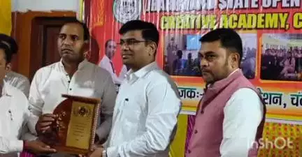 लातेहार: उप विकास आयुक्त ने चंदवा प्रखंड का निरीक्षण किया, योजनाओं की समीक्षा कर आवश्यक दिशा-निर्देश दिए