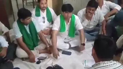 नजीबाबाद: अधिशासी अभियंता विद्युत नजीबाबाद के कार्यालय पर चल रहा भारतीय किसान यूनियन महात्मा टिकैत का धरना खत्म