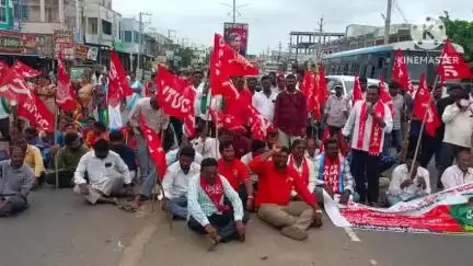 జూలూరుపాడు: జూలూరుపాడు లో అఖిలపక్ష పార్టీ ల ఆధ్వర్యంలోసంపూర్ణ బంధు