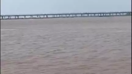 सोरांव: फाफामऊ क्षेत्र में तेजी से बढ़ रहा गंगा नदी का जलस्तर, निचले इलाके में रहने वाले लोगों की परेशानी बढ़ी