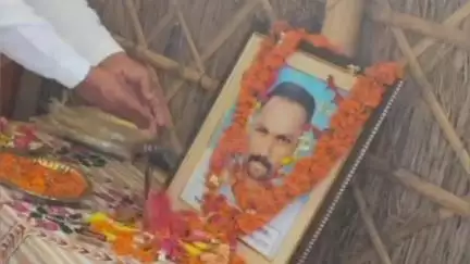 पडरौना: माघी कोठीलवा में पहुंचे सपा नेता ब्रह्मभोज में, स्व. शिक्षक की बेटी की पढ़ाई के लिए अखिलेश ने सहायता चेक सौंपा