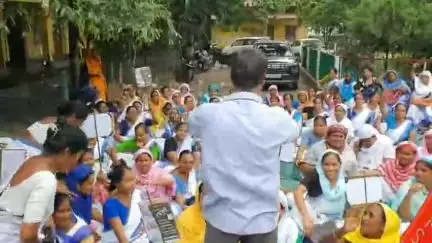 বৰক্ষেত্ৰী: নলবাৰীৰ মুকালমুৱাত আশা কৰ্মীৰ অৱস্থান ধৰ্মঘট