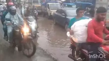 ডোমজুড়: হাওড়া ডোমজুড়ে বাঁকড়া বাজার এলাকায় রাস্তা খারাপ থাকার কারণে উল্টে গেল টোটো