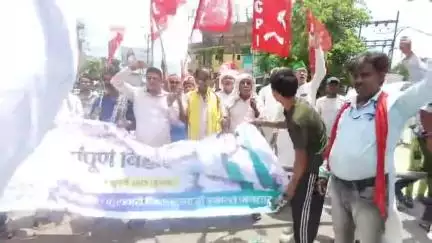 बिहार बंद को लेकर राजद समर्थकों ने फुलवारीशरीफ बंद करवाया! #biharband #phulwarisarif #rjd #viral