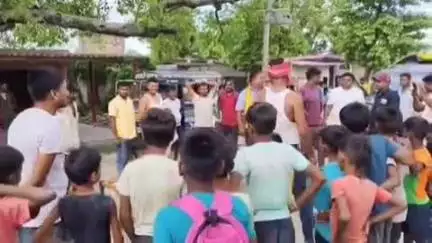 वैशाली: वैशाली के भगवानपुर रत्ती में राजद समर्थकों ने छाती पीटकर जताया दुख, कहा- अब बिहार कैसे चलेगा