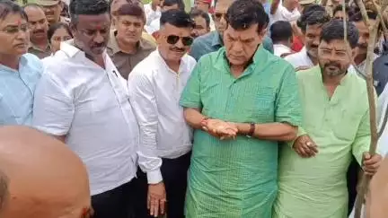 शाहगंज: कम्मरपुर गांव में ऊर्जा मंत्री ए के शर्मा ने कहा- 'एक पेड़ मां के नाम' अभियान पर्यावरण संरक्षण का प्रतीक है