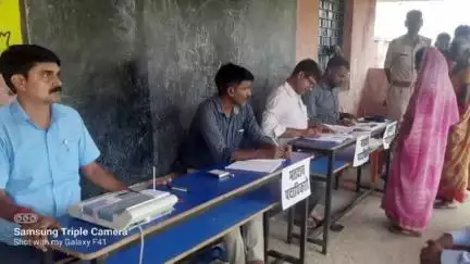 ओबरा: ओबरा के अमिलौना पंचायत में 29 मतदान केंद्रों पर शांतिपूर्ण तरीके से मुखिया पद के लिए मतदान सम्पन्न हुआ