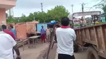 दतिया नगर: पीतांबरा पीठ के आसपास नगरपालिका कर्मचारियों ने हटाया अतिक्रमण