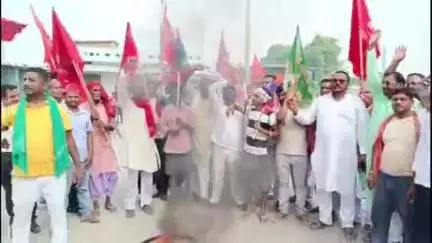 तेतरिया: तेतरिया राजेपुर क्षेत्र में महागठबंधन के चक्का जाम को मिला समर्थन, कार्यकर्ताओं ने टायर जलाकर किया विरोध प्रदर्शन