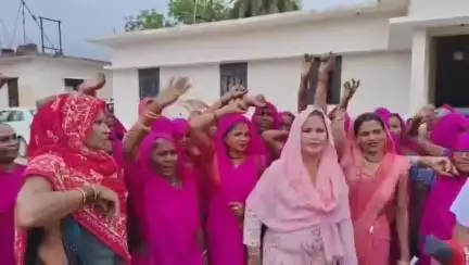 चरखारी: चरखारी में गुलाबी गैंग ने महिला उपभोक्ताओं से बदसलूकी की, खराब विद्युत आपूर्ति को लेकर विभाग पर बोला हल्ला