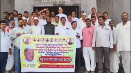 ವಿಜಯಪುರ: ಕೃಷ್ಣಾ ನದಿಗೆ ಗಂಗಾಪೂಜೆ ಸಲ್ಲಿಸುವಂತೆ ನಗರದಲ್ಲಿ ರೈತರಗಳಿಂದ ಬೃಹತ್ ಪ್ರತಿಭಟನೆ