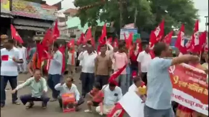 जमुआ: भारत बंद के समर्थन में जमुआ चौक पर जाम, मजदूर-किसान विरोधी कानून वापस लेने की मांग