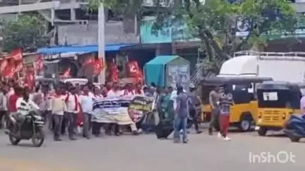 అశ్వారావుపేట: కార్మిక చట్టాలను రద్దు చేయాలంటూ వామపక్షాల పార్టీ ఆధ్వర్యంలో ములకలపల్లి మండల కేంద్రంలో భారీ ర్యాలీ