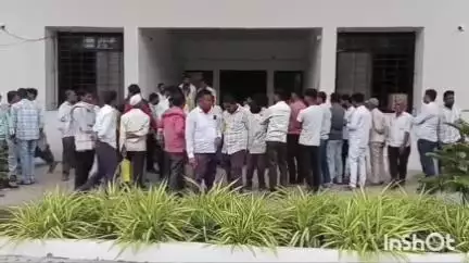 आटपाडी: आटपाडीतील करगणी येथे अल्पवयीन मुलीवर अत्याचार, मुलीची आत्महत्या नातेवाईकांचा पोलीस ठाण्यावर मोर्चा