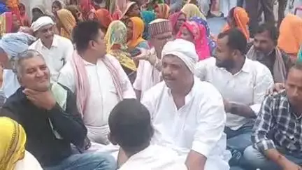 बेनीपुर: बेनीपुर बीच बाजार की मुख्य सड़क पर महागठबंधन कार्यकर्ताओं द्वारा बुधवार को सड़क जाम