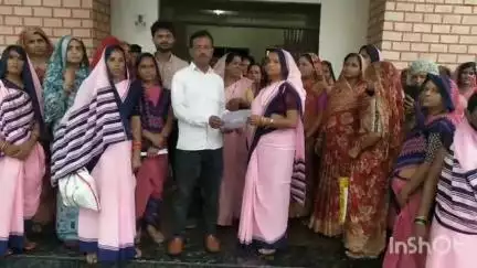 मालथोन: मालथौन: पोषण ट्रैकर एप से परेशान आंगनवाड़ी कार्यकर्ताओं ने एसडीएम कार्यालय का घेराव कर ज्ञापन सौंपा