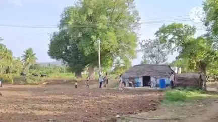 வாணியம்பாடி: நிலத்தை அபகரிப்பதாக கூறி பூங்குளம் கிராம நிர்வாக அலுவலகம் முன்பு மூதாட்டி குடும்பத்துடன் தர்ணா போராட்டம் மூதாட்டி பேட்டி