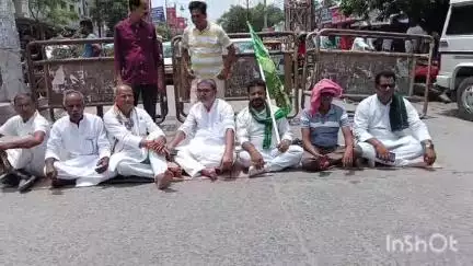 हाजीपुर: हाजीपुर के गांधी चौक पर बिहार बंद में महनार के पूर्व विधायक अच्युतानंद सिंह ने चुनाव आयोग पर लगाए गंभीर आरोप