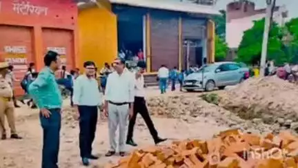 कायमगंज: मोहल्ला मीरा दरवाजा के निकट कब्रिस्तान की जमीन पर हो रहा निर्माण, एसडीएम, तहसीलदार और जिला अल्पसंख्यक कल्याण ने रुकवाया