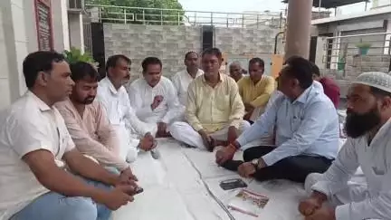 कैराना: कैराना नगरपालिका में चेयरमैन के खिलाफ भूख हड़ताल पर बैठे 5 सभासद, नायब तहसीलदार ने पहुंचकर जानी समस्याएं