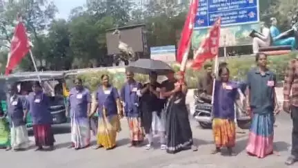 లేబర్ కోడ్‌లను రద్దు చేయాలంటూ పట్టణంలో నల్ల దుస్తులు ధరించి, నల్ల గొడుగులతో ట్రేడ్ యూనియన్ల నాయకులు నిరసన