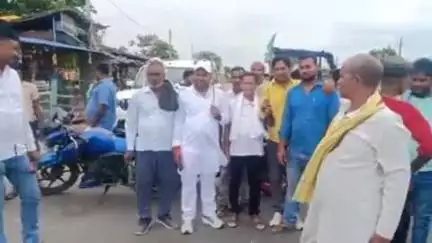 बिंद: बिंद में मतदाता पुनरीक्षण के विरोध में महागठबंधन का प्रदर्शन, सड़कों पर किया चक्का जाम