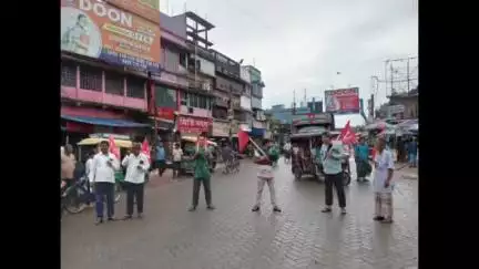 বসিরহাট ২: ধর্মঘটের জেরে রাস্তা অবরোধ খোলাপোতা এলাকায়