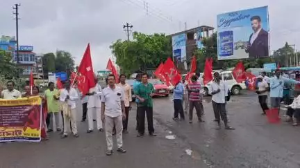 ময়ূরেশ্বর ১: বামেদের কাকা ধর্মঘট পালন করতে মল্লারপুরের রাস্তায় নামল বাম কর্মীরা