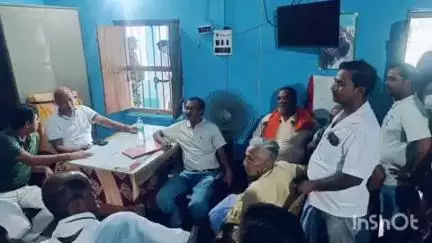 उधवा: स्वामी विवेकानंद हाईस्कूल श्रीधर में विधायक एमटी राजा की अध्यक्षता में विद्यालय प्रबंधन समिति की पुनर्गठन को लेकर बैठक