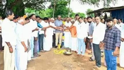 ಚಳ್ಳಕೆರೆ: ತಾಲ್ಲೂಕಿನ ಕುನುಗಲಿ ಗ್ರಾಮದಲ್ಲಿ ರಸ್ತೆ ಡಾಂಬರೀಕರಣಕ್ಕೆ ಶಾಸಕ ಎಂ.ಚಂದ್ರಪ್ಪ ಭೂಮಿ ಪೂಜೆ