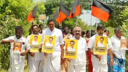 செஞ்சி: பரதன் தாங்கள் ஊராட்சியில் ஓரணியில் தமிழ்நாடு என்ற  பெயரில் ஆன்லைன் மூலமாக உறுப்பினர் சேர்க்கும் பணியில் ஈடுபட்ட சட்டமன்ற உறுப்பினர்