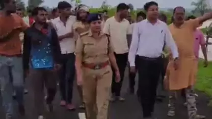 बहोरीबंद: बाकल थाना क्षेत्र में जल भराव वाले इलाकों का थाना प्रभारी ने किया निरीक्षण, ग्रामीणों से की चर्चा
