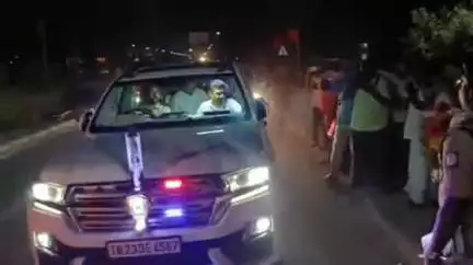 பரமத்தி வேலூர்: பரமத்தி வேலூரில் காவேரி பாலம் அருகே நாமக்கல்லுக்கு வந்த துணை முதலமைச்சருக்கு மாவட்ட ஆட்சியர் பூக்கொத்து கொடுத்து வரவேற்றார்