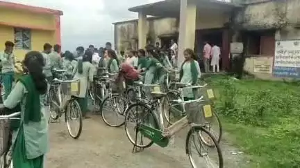 तरहसी: सेलारी पंचायत क्षेत्र के सरकारी विद्यालयों में 8वीं की छात्राओं को 137 साइकिलों का वितरण